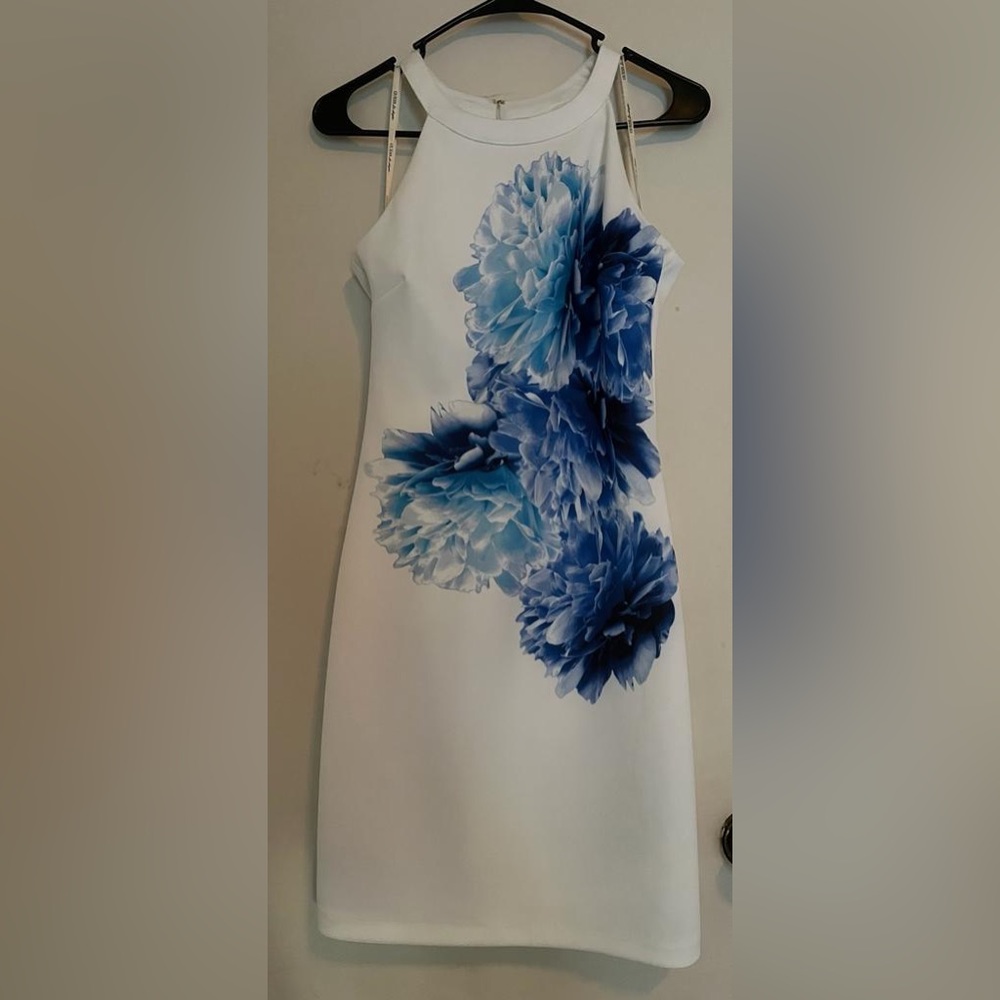 Beautiful floral white guess dress size 4, never wear.